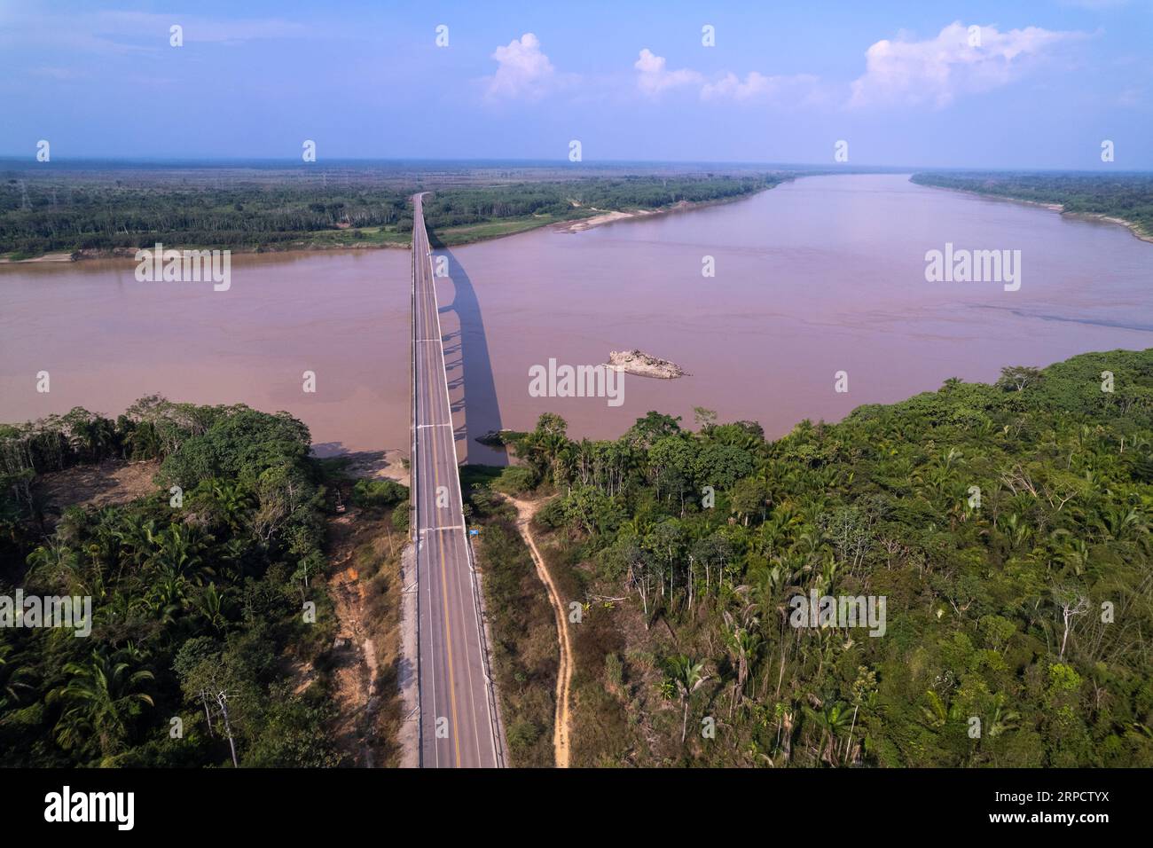 Wunderschöne Amazonas-Regenwaldlandschaft, Luftaufnahme der BR-364 Straßenbrücke über Madeira Fluss in der Grenze von Brasilien und Bolivien an sonnigen Sommertagen. Stockfoto