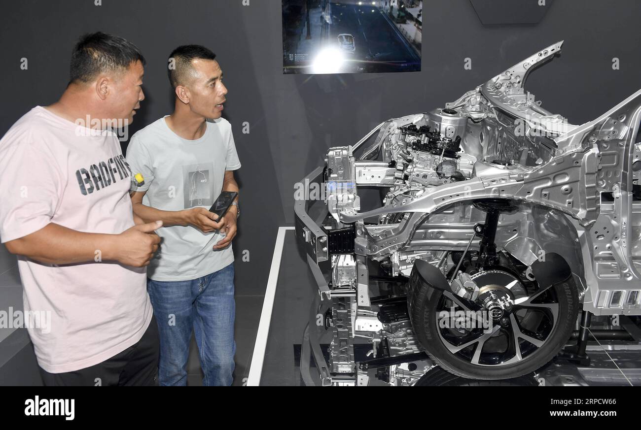 (190713) -- CHANGCHUN, 13. Juli 2019 -- Besucher sehen sich ein seziertes Auto an, um die innere Struktur während der 16. China Changchun International Automobile Expo in Changchun, Provinz Jilin im Nordosten Chinas, am 13. Juli 2019 zu lernen. ) CHINA-JILIN-CHANGCHUN-AUTOMOBILE EXPO (CN) XUXCHANG PUBLICATIONXNOTXINXCHN Stockfoto