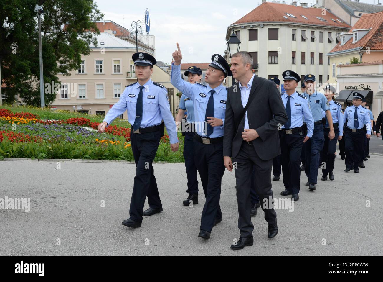 (190713) -- ZAGREB, 13. Juli 2019 -- chinesische und kroatische Polizeibeamte patrouillieren nach der Eröffnungszeremonie der gemeinsamen Polizeipatrouille zwischen China und Kroatien in Zagreb, Kroatien, 13. Juli 2019. Kroatische und chinesische Polizeibeamte haben hier am Samstag zum zweiten Mal gemeinsame Patrouillen begonnen. ) KROATIEN-ZAGREB-CHINA-POLIZEI-GEMEINSAME PATROUILLE GAOXLEI PUBLICATIONXNOTXINXCHN Stockfoto