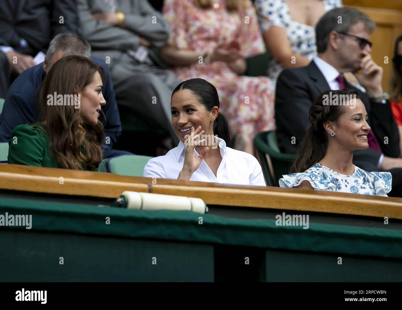 (190714) -- LONDON, 14. Juli 2019 -- Catherine, Herzogin von Cambridge, Meghan, Herzogin von Sussex und Pippa Middleton (L bis R) werden in der Royal Box während des Finalspiels der Frauen zwischen Simona Halep aus Rumänien und Serena Williams aus den Vereinigten Staaten bei den Wimbledon Tennis Championships 2019 in London, Großbritannien, am 13. Juli 2019 gesehen. (SP)BRITAIN-LONDON-TENNIS-WIMBLEDON CHAMPIONSHIPS 2019-FRAUEN S EINZEL-FINALE HANXYAN PUBLICATIONXNOTXINXCHN Stockfoto