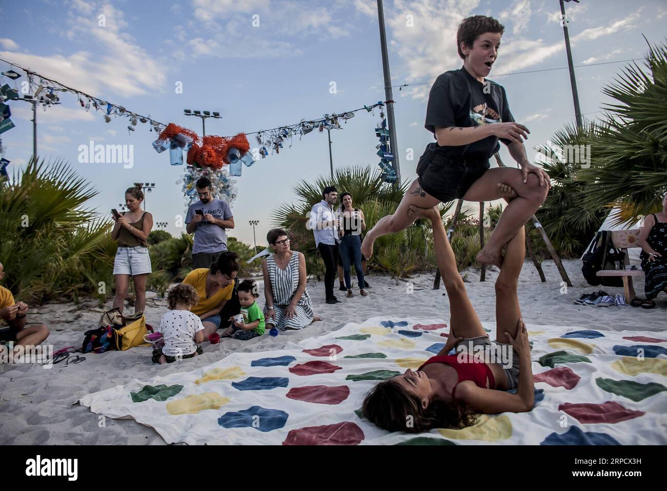 (190714) -- ATHEN, 14. Juli 2019 -- Menschen treten Akrobatik während des Surf Art Festivals in Athen, Griechenland, am 14. Juli 2019 auf. Das Surf Art Festival ist ein dreitägiges Festival, das der Kunst des Lebens und Surfens gewidmet ist. ) GRIECHENLAND-ATHEN-SURF ART FESTIVAL PanagiotisxMoschandreou PUBLICATIONxNOTxINxCHN Stockfoto