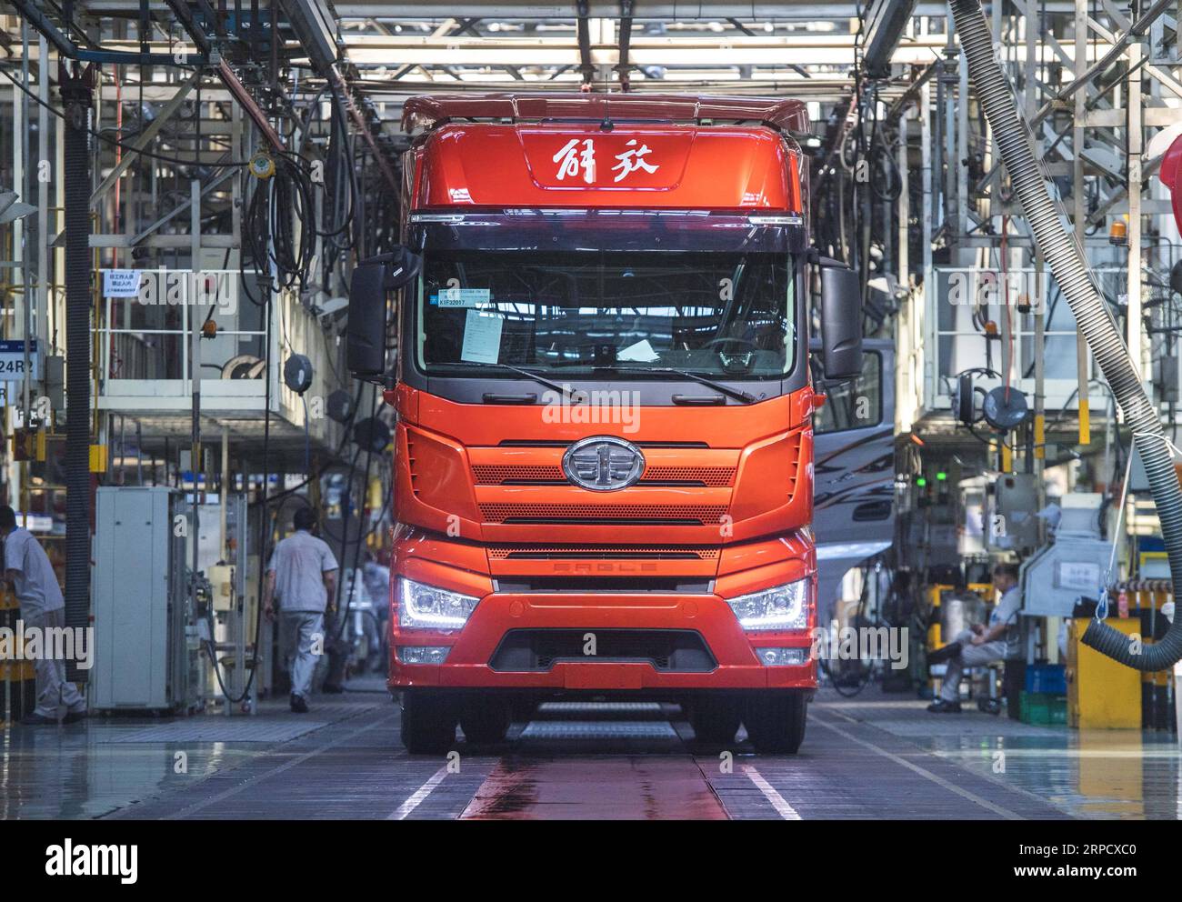 (190715) -- CHANGCHUN, 15. Juli 2019 -- Foto vom 12. Juni 2019 zeigt einen FAW Jiefang J7-Lkw, der bereit ist, von der Montagelinie in Changchun, der Hauptstadt der nordöstlichen chinesischen Provinz Jilin, abzurollen. Chinas BIP stieg im ersten Halbjahr 2019 um 6,3 Prozent gegenüber dem Vorjahr auf etwa 45,09 Billionen Yuan (etwa 6,6 Billionen US-Dollar), wie Daten des National Bureau of Statistics am Montag zeigten. Das Wachstum entsprach dem für 2019 festgelegten Jahresziel der Regierung von 6-6,5 Prozent. Im zweiten Quartal stieg das BIP des Landes im Vergleich zum Vorjahr um 6,2 Prozent, im ersten Quartal um weniger als 6,4 Prozent. Stockfoto