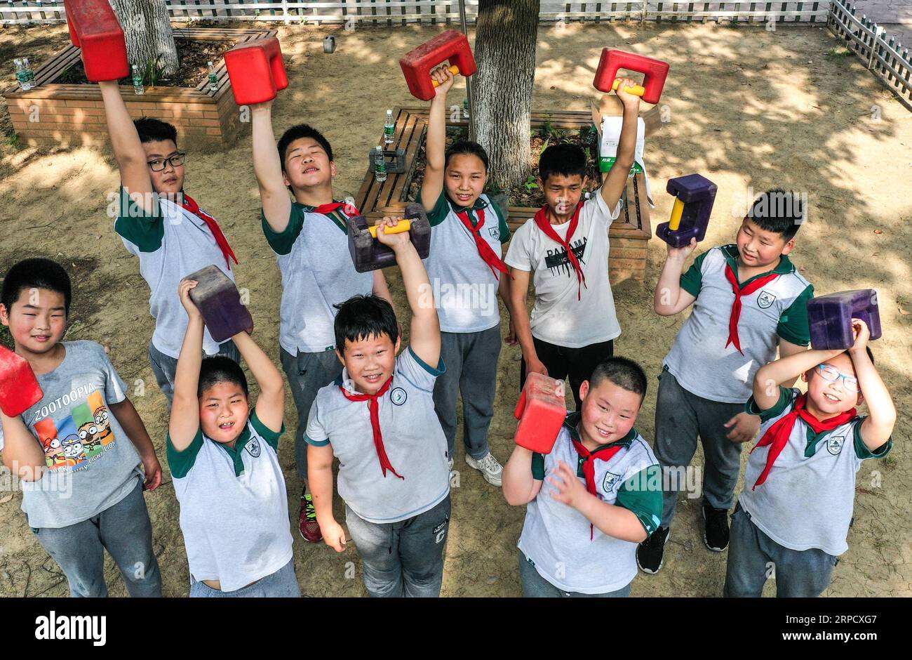 (190715) -- NANJING, 15. Juli 2019 -- Foto aufgenommen am 5. Juni 2019 zeigt Schüler des Shisuo-Clubs an der Qingshuiting Primary School in Nanjing, ostchinesische Provinz Jiangsu. Der Verein hat 12 Schüler von der dritten bis zur sechsten Klasse. Shisuo (Steinschloss), eine Steinhantel in Form eines alten Vorhängeschlosses, wird normalerweise in der traditionellen chinesischen Trainingsroutine gesehen. Mit Hunderten von Workout-Moves kann Shisuo nicht nur die Kraft steigern, sondern auch die Koordination von Händen, Augen und Körper fördern. Shisuo geht auf die Tang-Dynastie zurück, in der die Soldaten es zum ersten Mal benutzten, um ihr b zu bauen Stockfoto