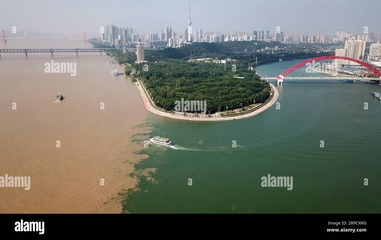 News Bilder des Tages (190715) -- WUHAN, 15. Juli 2019 -- Luftaufnahme vom 15. Juli 2019 zeigt ein Schiff, das vom Hanjiang River (R) zum Yangtze River in Wuhan, der zentralchinesischen Provinz Hubei, segelt. Der Wasserstand des Jangtze-Flusses in der Provinz Hubei steigt aufgrund der ständigen Niederschläge in den Oberläufen weiter an. ) CHINA-WUHAN-YANGTZE FLUSS-WASSERSPIEGELANSTIEG (CN) CHENGXMIN PUBLICATIONXNOTXINXCHN Stockfoto