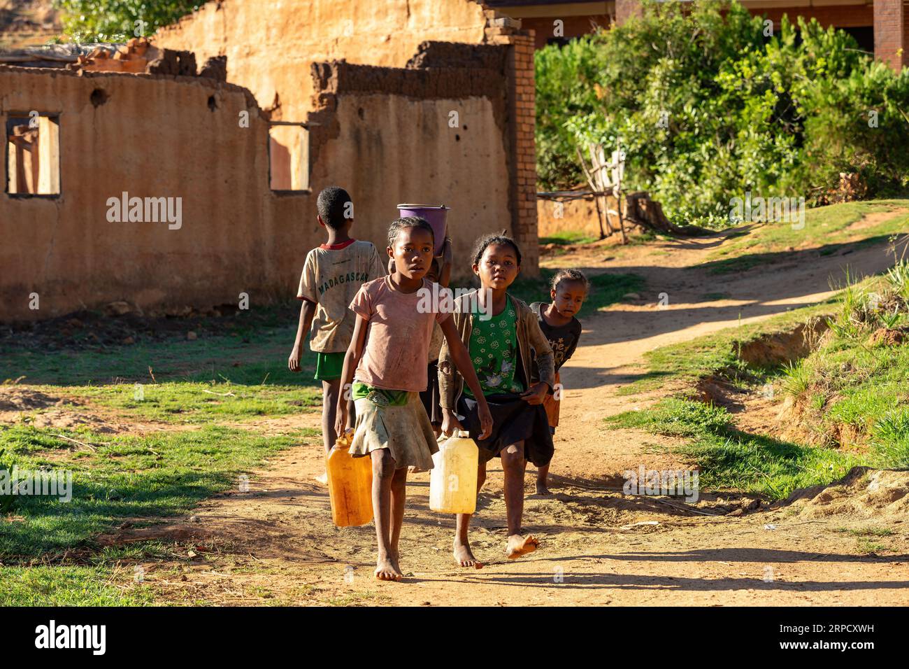 Lakanga, Andringitra Mountain, Madagaskar - 15. November 2022: , Madagaskar - 15. November 2022: Madagassische Mädchen aus dem Dorf Lakanga, die Wasser liefern Stockfoto