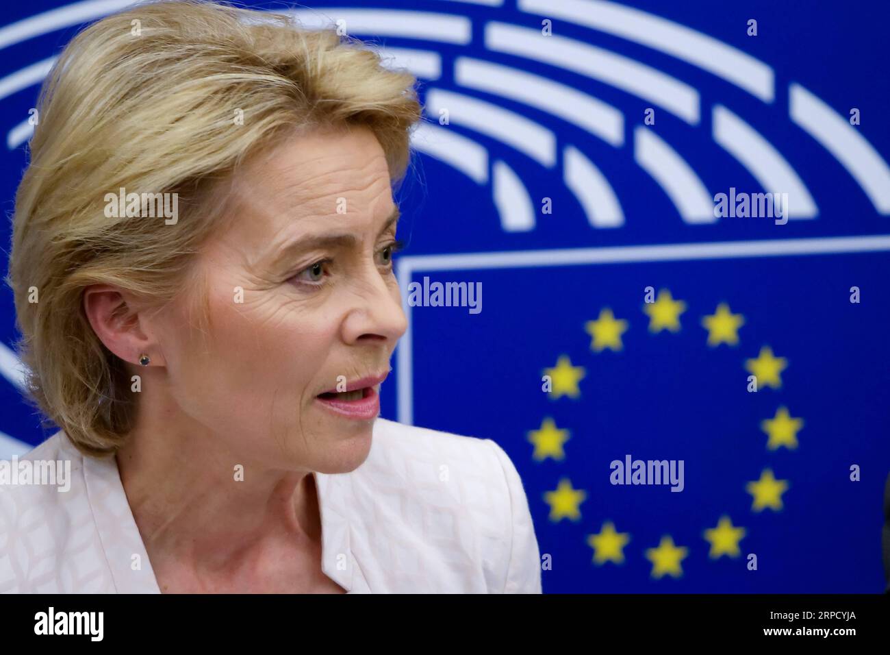 (190716) -- STRASSBURG (FRANKREICH), 16. Juli 2019 -- Ursula von der Leyen nimmt an einer Pressekonferenz Teil, nachdem sie am 16. Juli 2019 zum nächsten Präsidenten der Europäischen Kommission am Sitz des Europäischen Parlaments in Straßburg (Frankreich) gewählt wurde. Die deutsche Ursula von der Leyen wurde am Dienstag mit knapper Mehrheit zur nächsten Präsidentin der Europäischen Kommission gewählt. FRANKREICH-STRASSBURG-EUROPÄISCHE KOMMISSION-VON DER LEYEN-DESIGNIERTER PRÄSIDENT ZHANGXCHENG PUBLICATIONXNOTXINXCHN Stockfoto