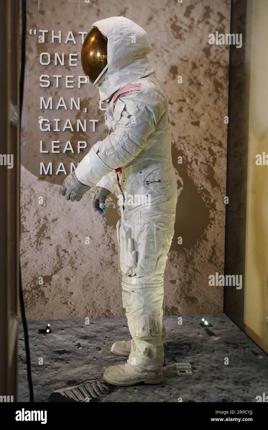 (190716) -- WASHINGTON, 16. Juli 2019 -- der US-Astronaut Neil Armstrong ist am 16. Juli 2019 im Smithsonian National Air and Space Museum in Washington D.C. zu sehen. Der Raumanzug ist nach umfangreicher Erhaltung wieder zu sehen, um den 50. Jahrestag der Apollo 11-Mondlandung zu feiern. ) U.S.-WASHINGTON D.C.-NEIL ARMSTRONG-APOLLO 11 WELTRAUMANZUG LIUXJIE PUBLICATIONXNOTXINXCHN Stockfoto
