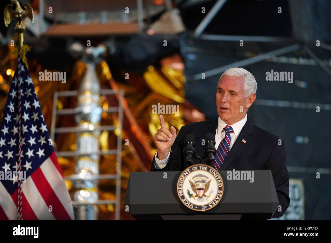 (190716) -- WASHINGTON, 16. Juli 2019 -- US-Vizepräsident Mike Pence spricht bei der Enthüllungszeremonie von Neil Armstrongs Apollo 11-Raumanzug im Smithsonian National Air and Space Museum in Washington D.C., USA, 16. Juli 2019. Der Raumanzug ist nach umfangreicher Erhaltung wieder zu sehen, um den 50. Jahrestag der Apollo 11-Mondlandung zu feiern. ) U.S.-WASHINGTON D.C.-NEIL ARMSTRONG-APOLLO 11 WELTRAUMANZUG LIUXJIE PUBLICATIONXNOTXINXCHN Stockfoto