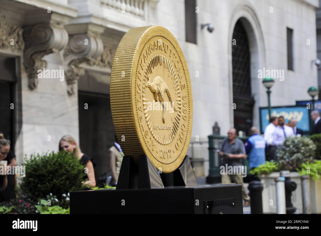 (190716) -- NEW YORK, 16. Juli 2019 -- Eine Goldmünze ist am 16. Juli 2019 vor der New Yorker Börse in New York, USA, zu sehen. Die kolossale 1-Tonnen-Goldmünze wurde hier am Dienstag anlässlich der offiziellen Einführung des Perth Mint Physical Gold Exchange Traded Fund ausgestellt. Die 99,99% reine Goldmünze misst etwa 80 cm breit und mehr als 12 cm tief. ) US-NEW YORK-EINE TONNE GOLDMÜNZE WANGXYING PUBLICATIONXNOTXINXCHN Stockfoto