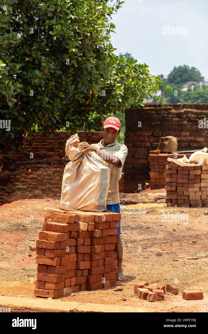 Mandoto, Madagaskar - 9. November 2022: Straßenhändler verkaufen handgefertigte Bausteine. Das ist ein häufiger Anblick in dieser Region, wie viele Menschen es machen Stockfoto