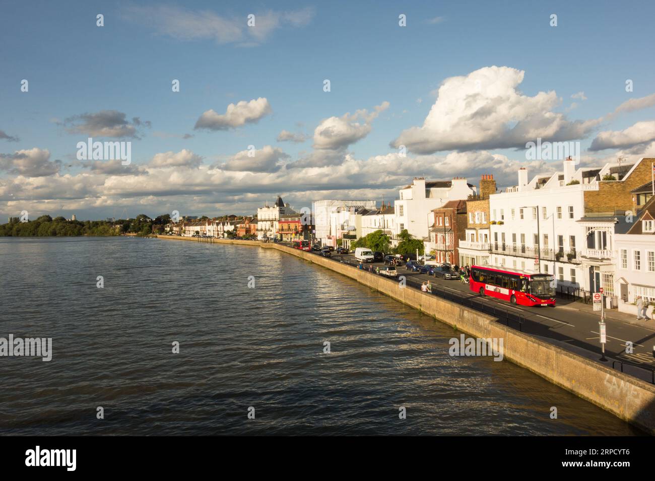 Farbenfrohe Wohnanlage mit Blick auf die Themse auf der Terrasse, Barnes, London, SW13, England, GROSSBRITANNIEN Stockfoto