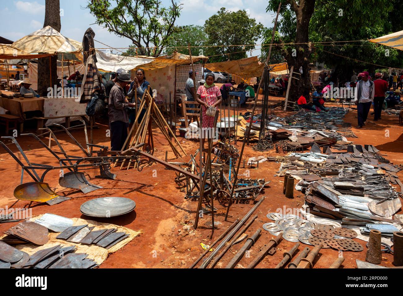 Mandoto, Madagaskar - 9. November 2022: Verkauf von Hardware auf dem Straßenmarkt in der Stadt Mandoto, mit Händlern und einfachen Menschen, die einkaufen und Kontakte knüpfen Stockfoto