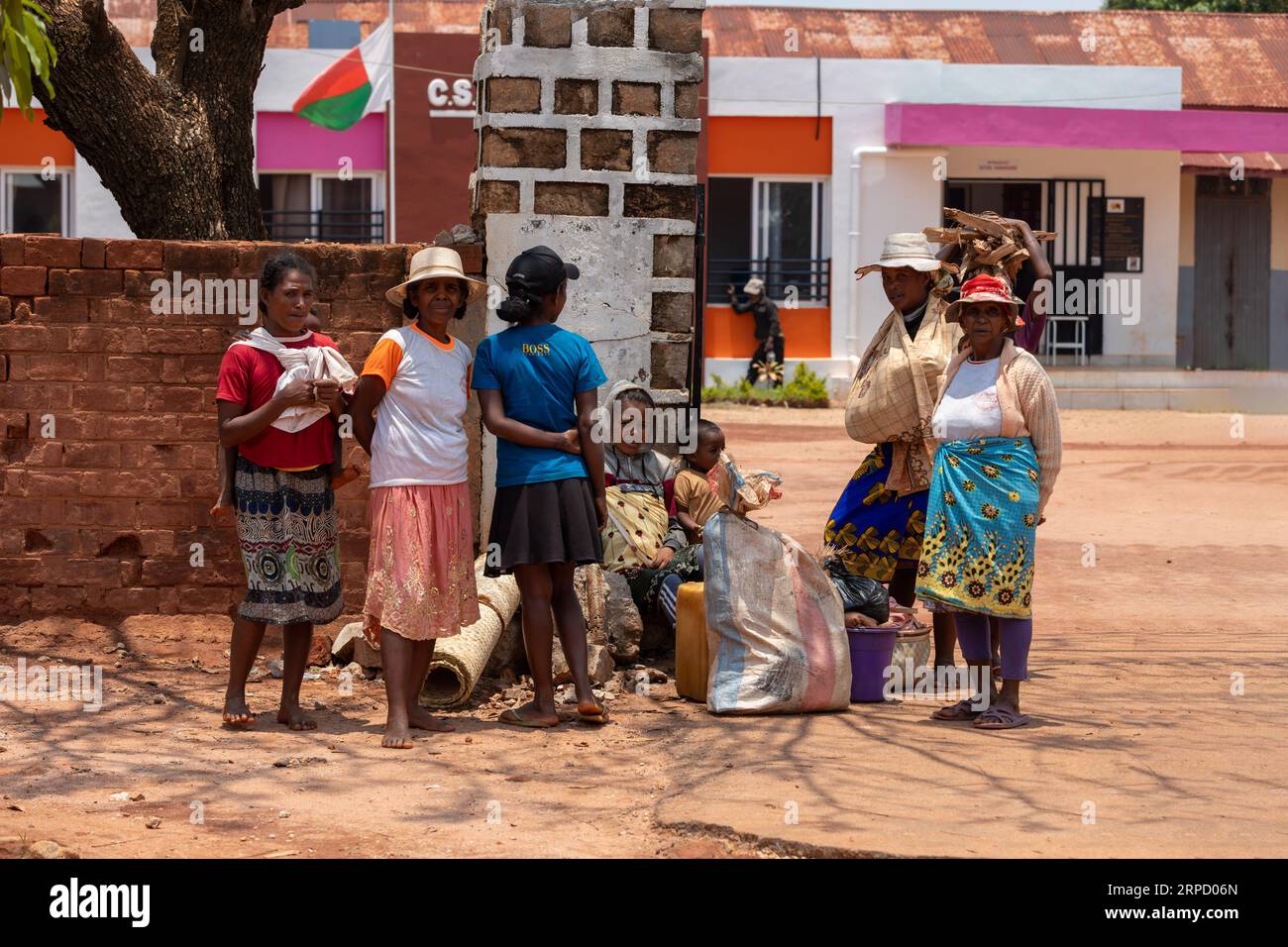 Mandoto, Madagaskar - 9. November 2022: Madagassische Frau ruht im Schatten auf der Straße. Stockfoto