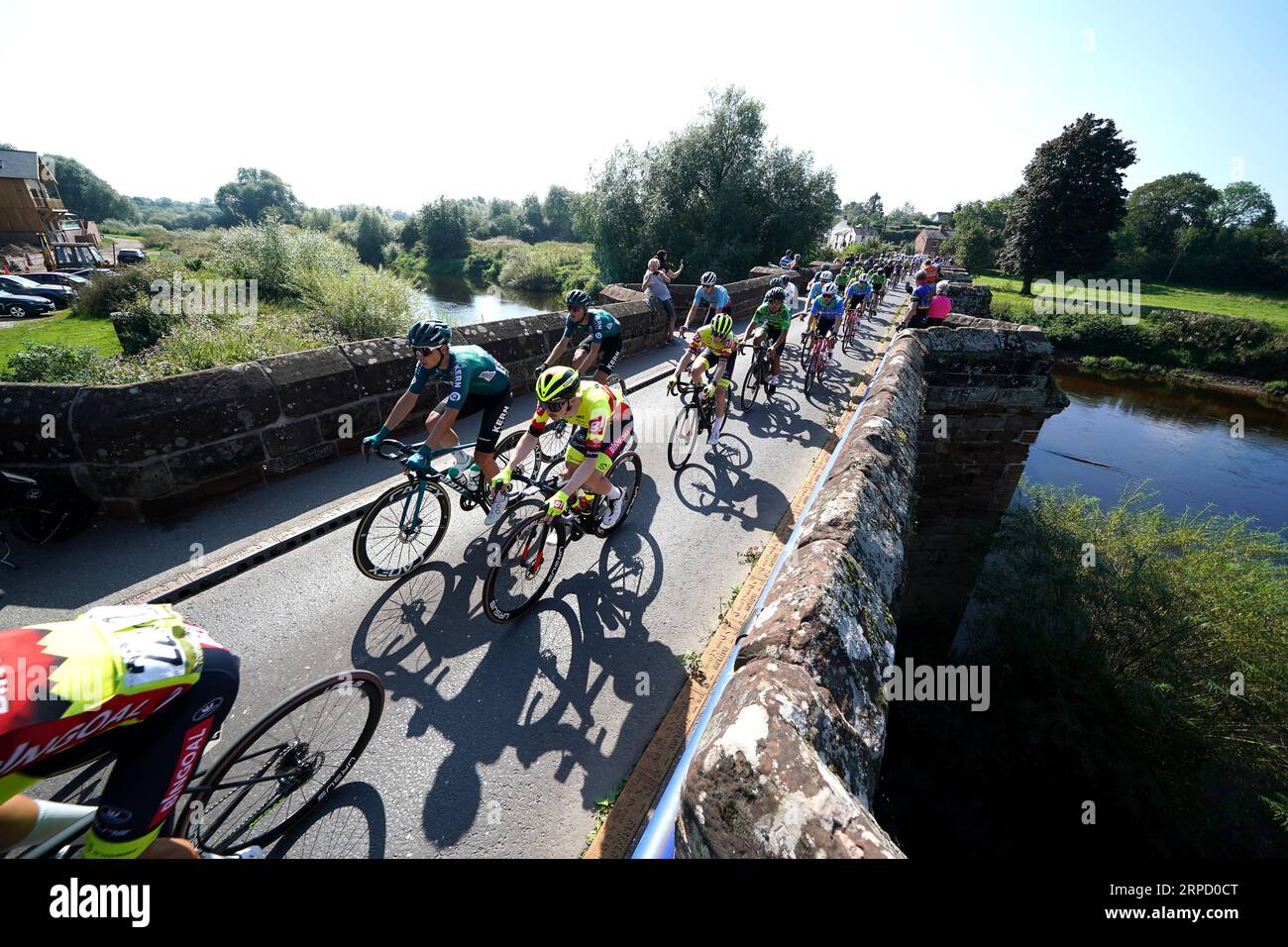 Das Peloton überquert die Farndon Bridge während der zweiten Etappe der Tour of Britain 2023, von Wrexham nach Wrexham. Bilddatum: Montag, 4. September 2023. Stockfoto