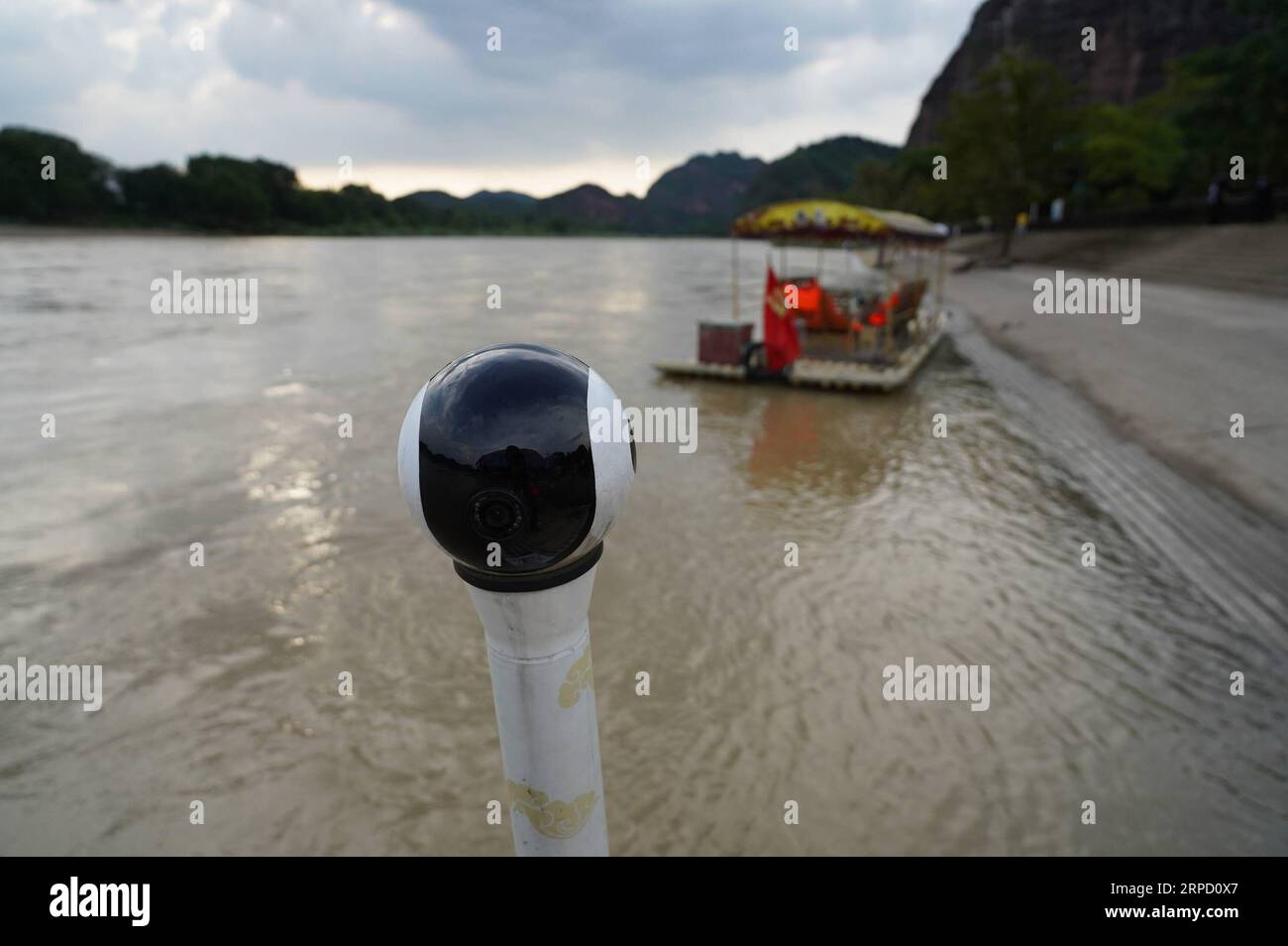 (190718) -- PEKING, 18. Juli 2019 -- Foto vom 17. Juli 2019 zeigt eine 5G-Kamera, mit der Touristen Live-Videos mit anderen auf einem Bambusfloß in Yingtan, der ostchinesischen Provinz Jiangxi, teilen können. ) Xinhua Schlagzeilen: Alles in Verbindung: Technologie hilft Chinesen, intelligenter zu leben ZhouxMi PUBLICATIONxNOTxINxCHN Stockfoto