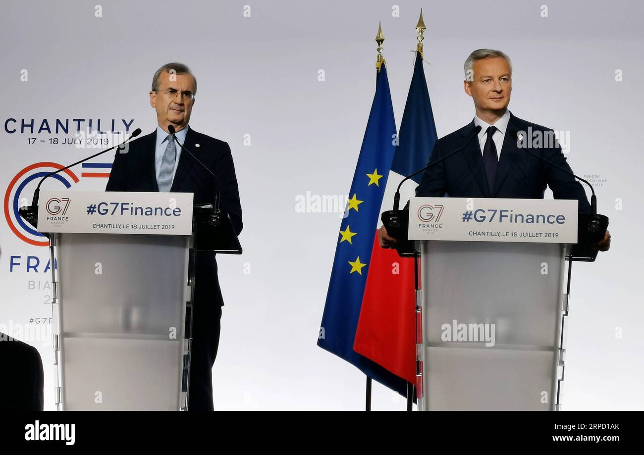 (190718) -- PARIS, 18. Juli 2019 -- der französische Finanzminister Bruno Le Maire (R) und der Gouverneur der Bank von Frankreich Francois Villeroy de Galhau nehmen am Ende des G7-Finanztreffens am 18. Juli 2019 in Chantilly, Frankreich, an einer Pressekonferenz Teil. Frankreich veranstaltet am Mittwoch ein zweitägiges Treffen der Finanzminister der G7-Regierungen in der nördlichen Stadt Chantilly, in der Hoffnung, die Lücke bei der digitalen Steuer zu schließen und eine breitere Unterstützung für eine Mindestbesteuerung zu erhalten, um zu einem gerechteren und nachhaltigeren Kapitalismus zu gelangen. ) FRANCE-CHANTILLY-G7 FINANCE JiangxHua PUBLICATIONxNOTxINxCHN Stockfoto