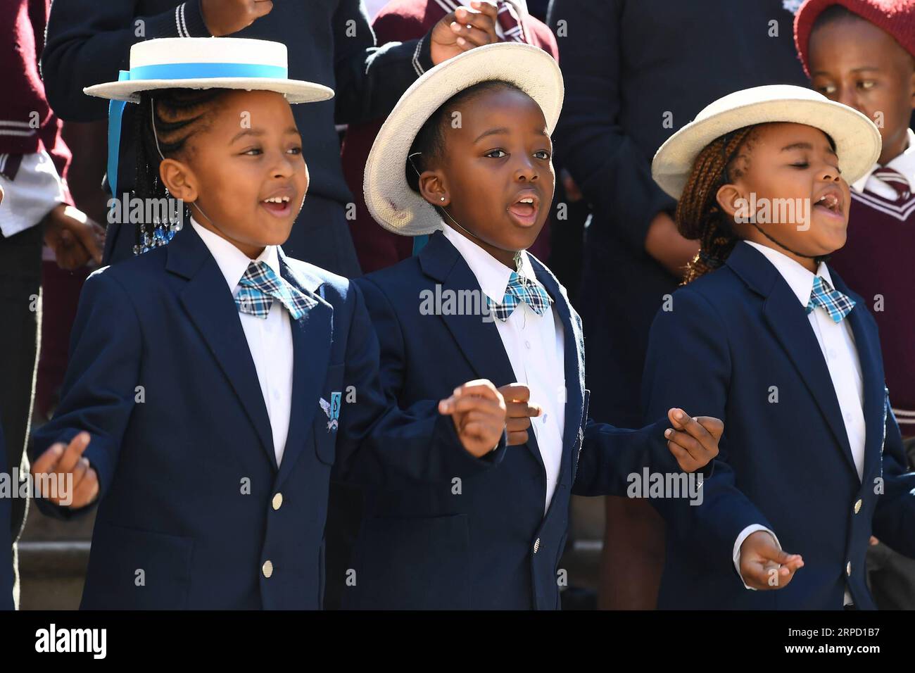 (190718) -- JOHANNESBURG, 18. Juli 2019 -- Schüler singen und tanzen auf dem Nelson Mandela Square anlässlich des Nelson Mandela Day in Johannesburg, Südafrika, 18. Juli 2019. Südafrikaner feiern am Donnerstag den 10. Jahrestag des Nelson Mandela Day. Der Mandela-Tag wurde von den Vereinten Nationen im November 2009 offiziell ausgerufen, vier Jahre bevor er im Alter von 95 Jahren starb. SÜDAFRIKA-JOHANNESBURG-NELSON MANDELA-TAG-FEIER CHENXCHENG PUBLICATIONXNOTXINXCHN Stockfoto