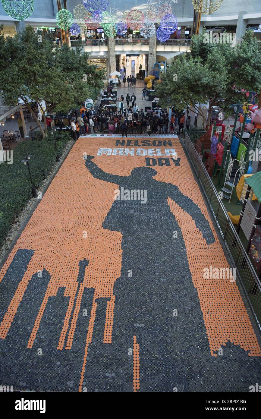 (190718) -- JOHANNESBURG, 18. Juli 2019 -- das Foto, das am 18. Juli 2019 aufgenommen wurde, zeigt ein riesiges Bild aus zehntausenden Blechdosen anlässlich des Nelson Mandela Day in Johannesburg, Südafrika. Südafrikaner feiern am Donnerstag den 10. Jahrestag des Nelson Mandela Day. Der Mandela-Tag wurde von den Vereinten Nationen im November 2009 offiziell ausgerufen, vier Jahre bevor er im Alter von 95 Jahren starb. SÜDAFRIKA-JOHANNESBURG-NELSON MANDELA-TAG-FEIER CHENXCHENG PUBLICATIONXNOTXINXCHN Stockfoto