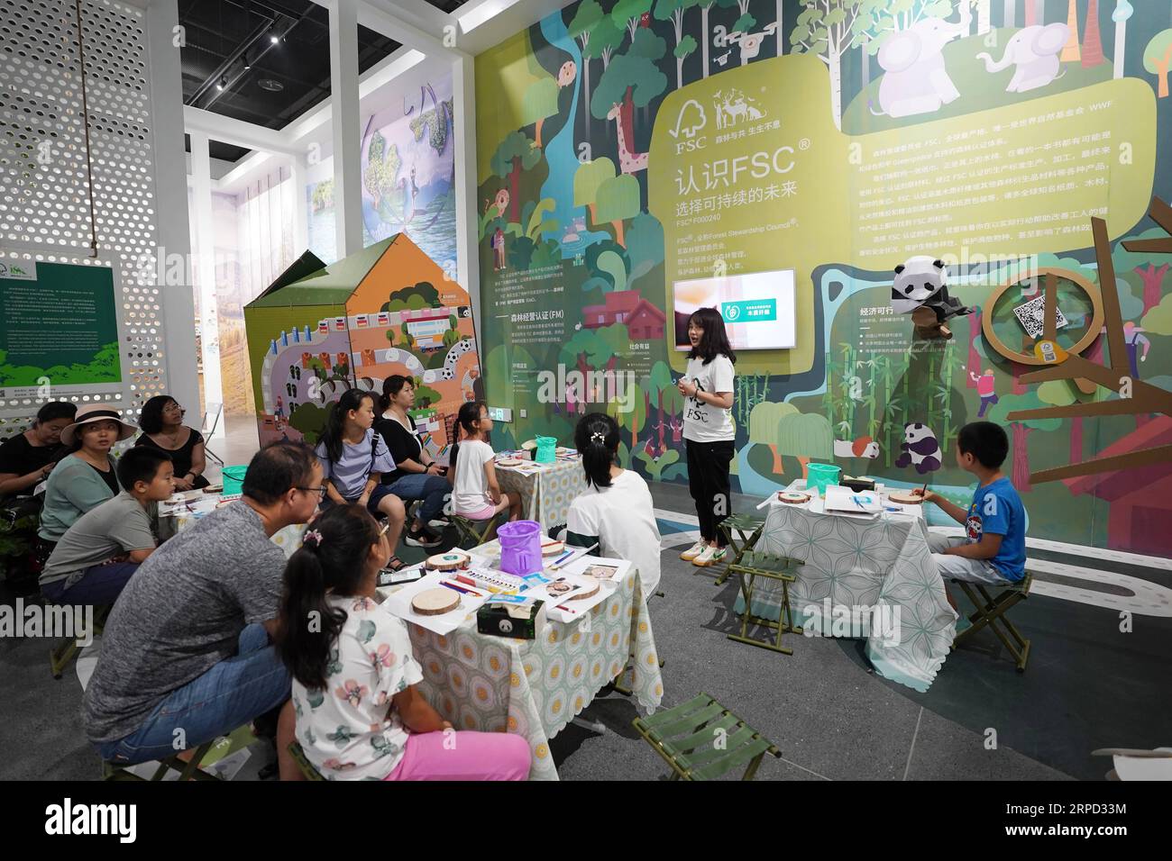 (190720) -- PEKING, 20. Juli 2019 -- Menschen besuchen die Ausstellungsfläche des Forest Stewardship Council (FSC) während der FSC Day Veranstaltung auf der Beijing International Horticultural Exhibition in Peking, Hauptstadt von China, 20. Juli 2019. Der FSC Day fand am Samstag auf der Internationalen Gartenbauausstellung in Peking statt. ) CHINA-PEKING-GARTENBAU EXPO-FSC TAG (CN) JUXHUANZONG PUBLICATIONXNOTXINXCHN Stockfoto