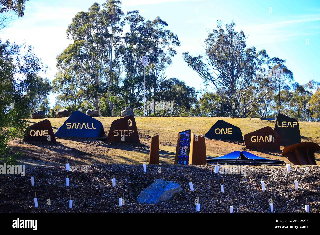 (190720) -- CANBERRA, 20. Juli 2019 (Xinhua) -- Foto zeigt Skulpturen auf der Honeysuckle Creek Tracking Station in Canberra, Australien am 20. Juli 2019. Am Samstag jährt sich zum 50. Mal die Mondlandung durch Menschen. Vor fünfzig Jahren, als Apollo 11 zum ersten Mal Menschen auf dem Mond landete, war Honeysuckle Creek eine von drei Hauptstationen, die eine Live-Übertragung des Ereignisses ermöglichten, indem sie das Bild und den Ton von Neil Armstrong empfing und übertraf, als er auf die Oberfläche des Mondes trat. 50 Jahre später, Apollo Dream still Inspiring (Xinhua/Pan Xiangyue) AUSTRALIA-CANBERRA-APOL Stockfoto