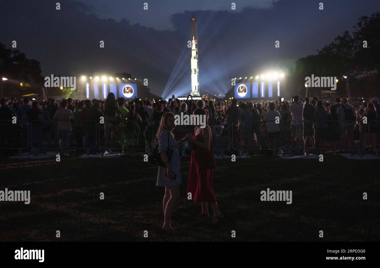 (190721) -- WASHINGTON, 21. Juli 2019 -- ein Bild einer Saturn-V-Rakete, die während der Apollo-11-Mondlandungsmission verwendet wurde, wird auf das Washington Monument in Washington D.C., USA, 20. Juli 2019 projiziert. Die Projektionsshow soll den 50. Jahrestag der Apollo 11-Mondlandung feiern. ) U.S.-WASHINGTON D.C.-APOLLO 11-50 JAHRE LIUXJIE PUBLICATIONXNOTXINXCHN Stockfoto