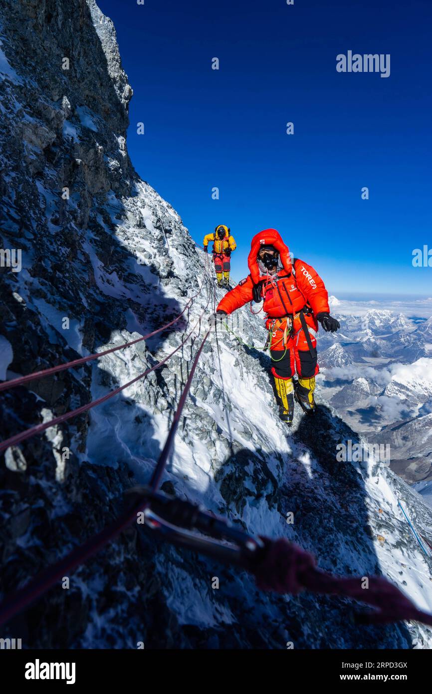 (190721) -- LHASA, 21. Juli 2019 (Xinhua) -- Foto von Zhaxi Cering am 24. Mai 2019 zeigt Kletterer, die den Berg Qomolangma in der autonomen Region Tibet im Südwesten Chinas erklimmen. Es wäre keine Überheblichkeit zu sagen, dass Zhaxi Cering seine fotografische Karriere auf einem hohen Niveau begann: Das Foto, das ihn vor etwas mehr als einem Jahrzehnt berühmt machte, wurde auf dem höchsten Berg der Welt aufgenommen. Im Jahr 2008 war Zhaxi Mitglied der chinesischen Klettermannschaft, die die olympische Fackel auf den Gipfel des Mt. Qomolangma. Kaum 26 Jahre alt war Zhaxi zu dieser Zeit in Chinas professionelle Bergsteiger-Gilde aufgenommen worden, und h Stockfoto