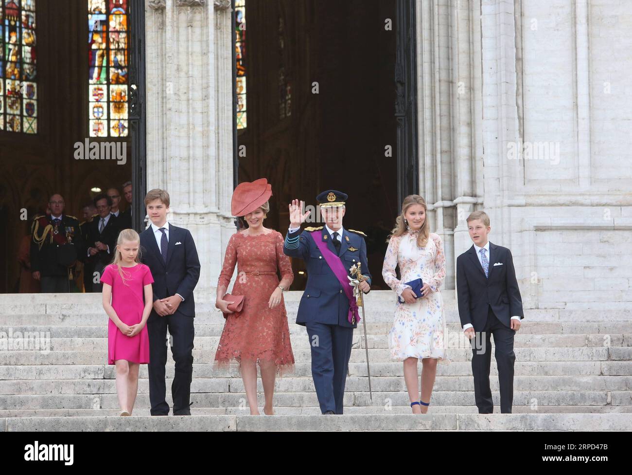 (190722) -- BRÜSSEL, 22. Juli 2019 -- König Philippe (3. R), Königin Mathilde (3. L) und ihre Kinder Kronprinzessin Elisabeth (2. R), Prinz Gabriel (2. L), Prinzessin Eleonore (1. L) und Prinz Emmanuel (1. R) nehmen am Belgischen Nationalfeiertag am 21. Juli 2019 in Brüssel Teil. Anlässlich des Belgischen Nationalfeiertags wurde am Sonntag im Zentrum von Brüssel eine große Parade organisiert. ) BELGIEN-BRÜSSEL-NATIONALFEIERTAG WangxXiaojun PUBLICATIONxNOTxINxCHN Stockfoto