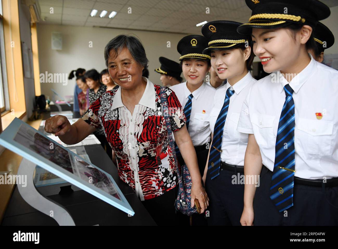 (190722) -- XI AN, 22. Juli 2019 -- Chinas erste Generation der Elektrolokomotivfahrerin Gao Kunpu (1. L) spricht mit Auszubildenden in Baoji, nordwestchinesische Provinz Shaanxi, 22. Juli 2019. Insgesamt 29 weibliche Auszubildende nahmen kürzlich an den Schulungen Teil, die hauptsächlich aus Grundkenntnissen über Hochgeschwindigkeitsbahnen als Fahrvorschriften und -Fähigkeiten bestanden. Diejenigen, die die Schulungen bestanden haben, werden die erste Reihe von weiblichen Kugelbahnfahrern in China. ) CHINA-SHAANXI-WEIBLICHE KUGELBAHNFAHRER (CN) LIXYIBO PUBLICATIONXNOTXINXCHN Stockfoto