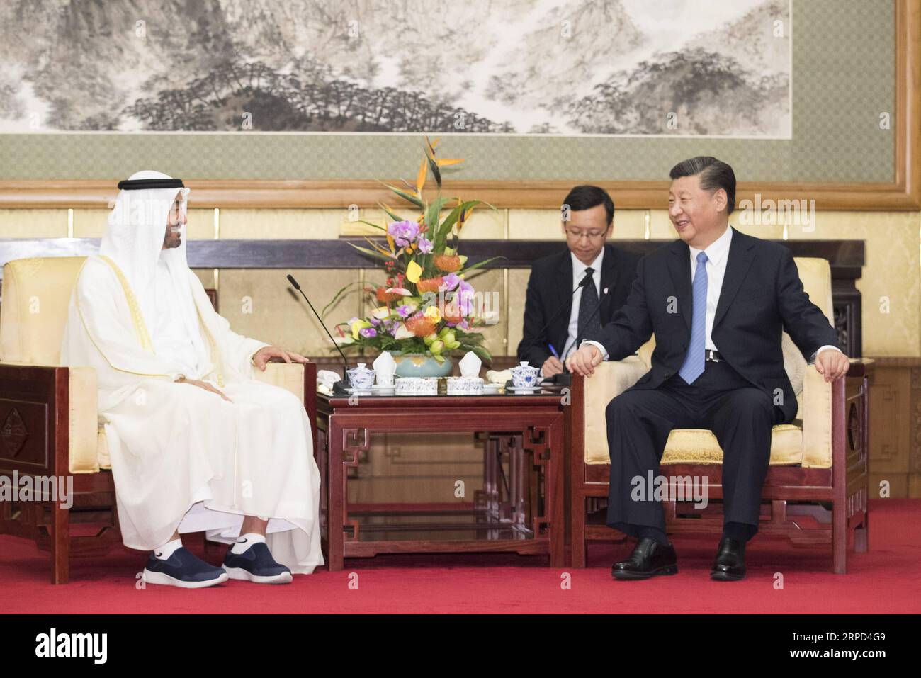 (190722) -- PEKING, 22. Juli 2019 -- der chinesische Präsident Xi Jinping (R) trifft sich mit Scheich Mohammed bin Zayed Al Nahyan, Kronprinz von Abu Dhabi der Vereinigten Arabischen Emirate, im Diaoyutai State Guesthouse in Peking, Hauptstadt Chinas, am 22. Juli 2019. ) CHINA-PEKING-XI JINPING-CROWN PRINCE OF ABU DHABI-MEETING (CN) WANGXYE PUBLICATIONXNOTXINXCHN Stockfoto