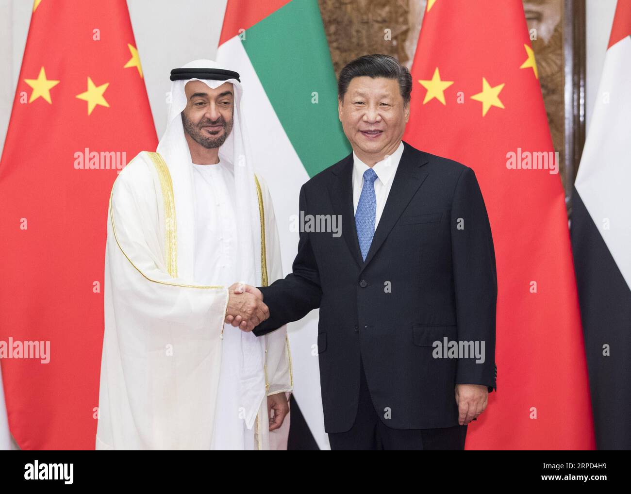 (190722) -- PEKING, 22. Juli 2019 -- der chinesische Präsident Xi Jinping (R) trifft sich mit Scheich Mohammed bin Zayed Al Nahyan, Kronprinz von Abu Dhabi der Vereinigten Arabischen Emirate, im Diaoyutai State Guesthouse in Peking, Hauptstadt Chinas, am 22. Juli 2019. ) CHINA-PEKING-XI JINPING-CROWN PRINCE OF ABU DHABI-MEETING (CN) HUANGXJINGWEN PUBLICATIONXNOTXINXCHN Stockfoto