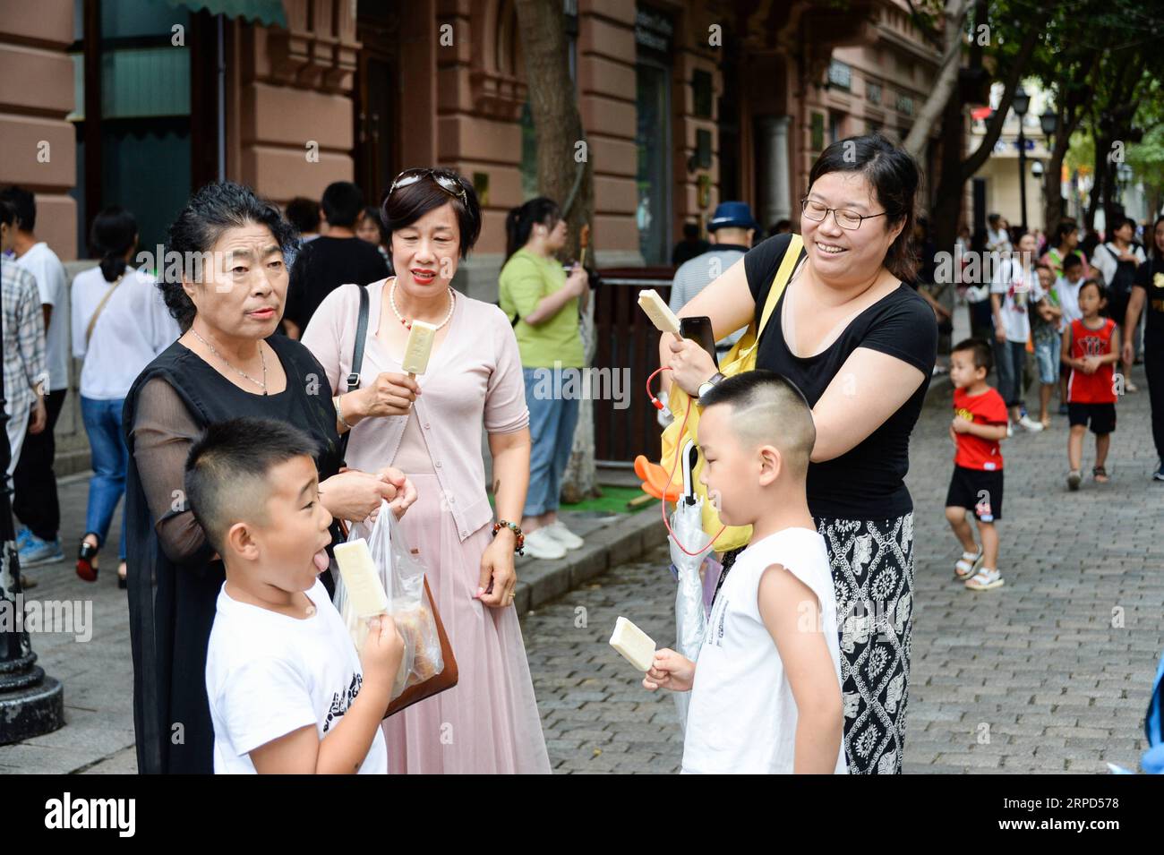 (190723) -- HARBIN, 23. Juli 2019 -- Touristen kühlen sich mit Eis ab, während sie die Central Avenue in Harbin besuchen, Hauptstadt der nordöstlichen Provinz Heilongjiang, 23. Juli 2019. Die große Hitze, oder Dashu, das heißt der heißeste Tag im Sommer, fällt am 23. Juli dieses Jahres. ) CHINA-HEILONGJIANG-HARBIN-GREAT HEAT (CN) XIEXJIANFEI PUBLICATIONXNOTXINXCHN Stockfoto