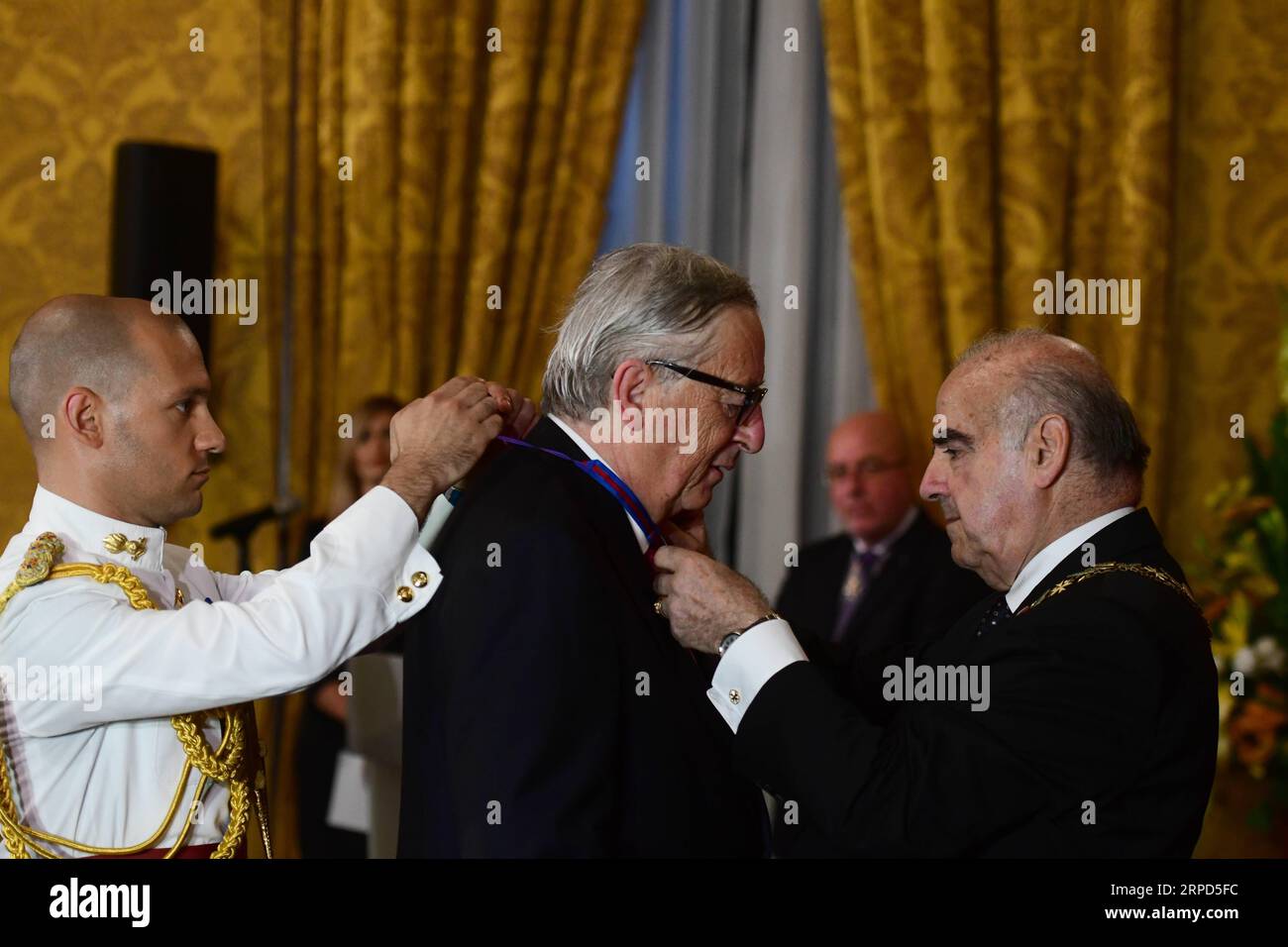 190724 -- PEKING, 24. Juli 2019 -- der maltesische Präsident George Vella R, Front überreicht die Auszeichnung am 23. Juli 2019 an den Präsidenten der Europäischen Kommission Jean-Claude Juncker C, Front in Valletta, Malta. Kommissionspräsident Jean-Claude Juncker wurde hier am Dienstag mit der Ehrenmitgliedschaft des Nationalen Verdienstordens der Republik Malta ausgezeichnet. XINHUA FOTOS DES TAGES JonathanxBorg PUBLICATIONxNOTxINxCHN Stockfoto