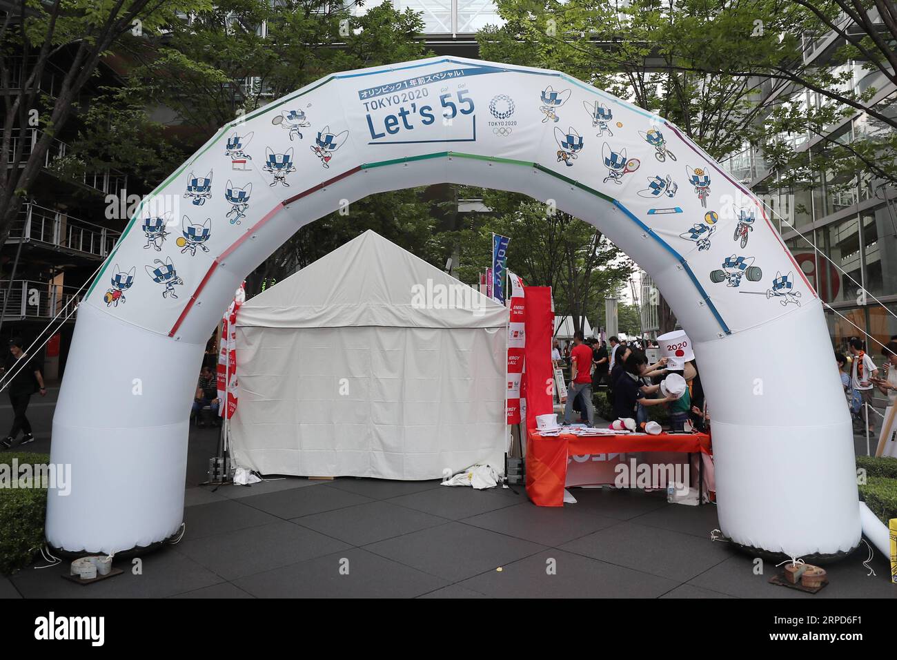 (190724) -- TOKIO, 24. Juli 2019 -- Foto vom 24. Juli 2019 zeigt den Veranstaltungsort der Tokyo 2020 Let s 55 (Go! Los!) Veranstaltung, die ein Jahr nach Beginn der Olympischen Spiele 2020 in Tokio, Japan, am 24. Juli 2019 stattfindet. ) (SP)JAPAN-TOKIO-TOKIO 2020 LET S 55 VERANSTALTUNG DUXXIAOYI PUBLICATIONXNOTXINXCHN Stockfoto