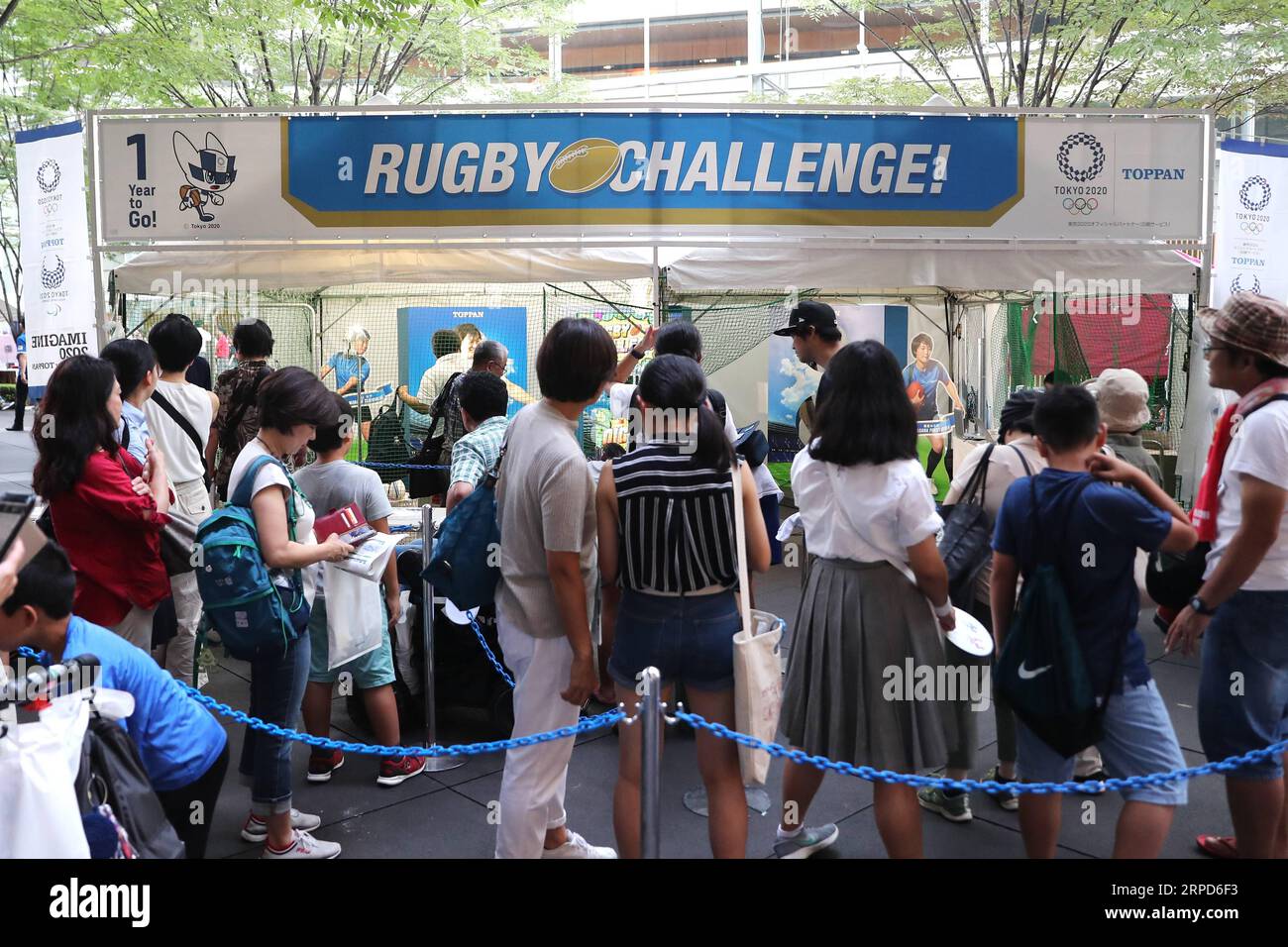 (190724) -- TOKIO, 24. Juli 2019 -- die Leute bereiten sich darauf vor, Rugby während der Tokyo 2020 Let s 55 (Go! Los!) Veranstaltung, die ein Jahr nach Beginn der Olympischen Spiele 2020 in Tokio, Japan, am 24. Juli 2019 stattfindet. ) (SP)JAPAN-TOKIO-TOKIO 2020 LET S 55 VERANSTALTUNG DUXXIAOYI PUBLICATIONXNOTXINXCHN Stockfoto