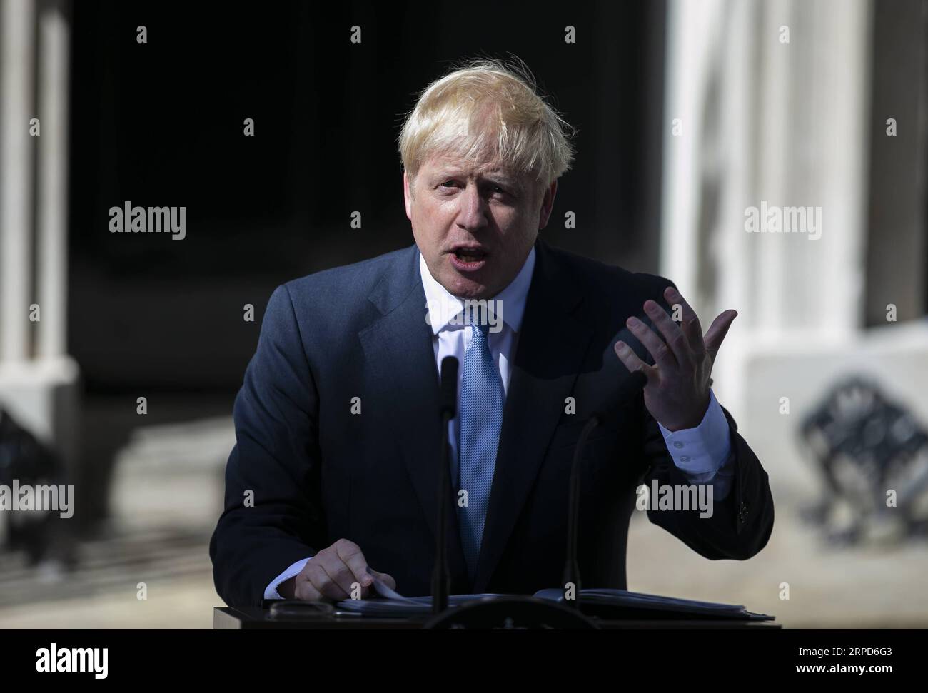 (190724) -- LONDON, 24. Juli 2019 -- der neu gewählte Vorsitzende der Konservativen Partei und britische Premierminister Boris Johnson spricht in der Downing Street 10 in London, Großbritannien, 24. Juli 2019. Der neu gewählte Parteivorsitzende der Konservativen Partei Boris Johnson übernahm am Mittwoch das Amt des britischen Premierministers, während die Unsicherheit des Brexit zunahm. Die jüngste Entwicklung erfolgte, nachdem Theresa May offiziell als Anführerin des Landes zurückgetreten war und Johnson von der Königin eingeladen wurde, die Regierung zu bilden. ) GROSSBRITANNIEN-LONDON-BORIS JOHNSON-PM HanxYan PUBLICATIONxNOTxINxCHN Stockfoto
