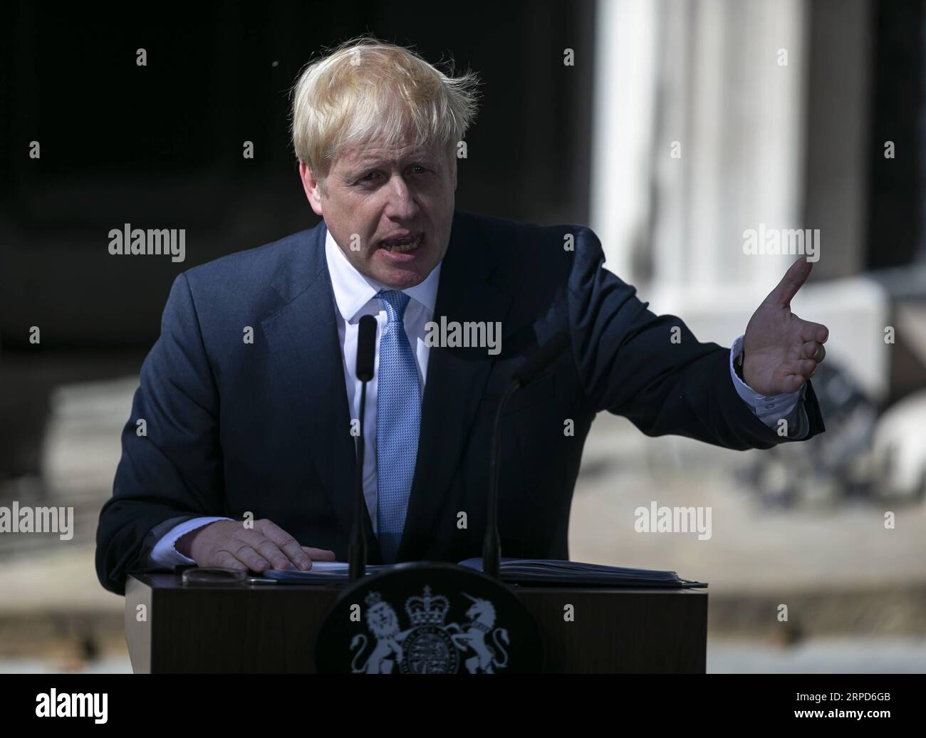 (190724) -- LONDON, 24. Juli 2019 -- der neu gewählte Vorsitzende der Konservativen Partei und britische Premierminister Boris Johnson spricht in der Downing Street 10 in London, Großbritannien, 24. Juli 2019. Der neu gewählte Parteivorsitzende der Konservativen Partei Boris Johnson übernahm am Mittwoch das Amt des britischen Premierministers, während die Unsicherheit des Brexit zunahm. Die jüngste Entwicklung erfolgte, nachdem Theresa May offiziell als Anführerin des Landes zurückgetreten war und Johnson von der Königin eingeladen wurde, die Regierung zu bilden. ) GROSSBRITANNIEN-LONDON-BORIS JOHNSON-PM HanxYan PUBLICATIONxNOTxINxCHN Stockfoto