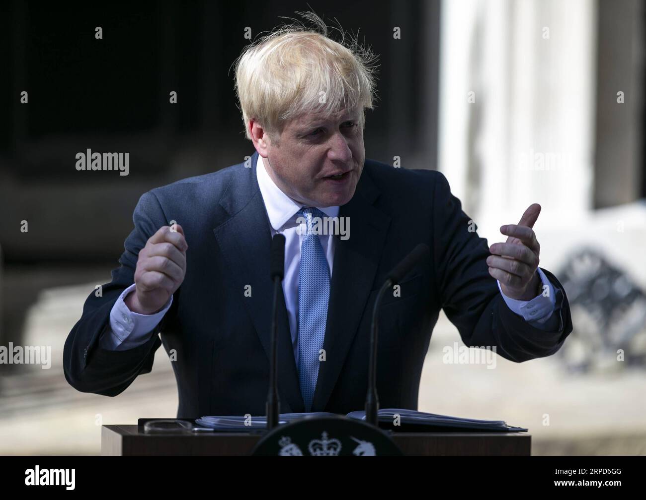 (190724) -- LONDON, 24. Juli 2019 -- der neu gewählte Vorsitzende der Konservativen Partei und britische Premierminister Boris Johnson spricht in der Downing Street 10 in London, Großbritannien, 24. Juli 2019. Der neu gewählte Parteivorsitzende der Konservativen Partei Boris Johnson übernahm am Mittwoch das Amt des britischen Premierministers, während die Unsicherheit des Brexit zunahm. Die jüngste Entwicklung erfolgte, nachdem Theresa May offiziell als Anführerin des Landes zurückgetreten war und Johnson von der Königin eingeladen wurde, die Regierung zu bilden. ) GROSSBRITANNIEN-LONDON-BORIS JOHNSON-PM HanxYan PUBLICATIONxNOTxINxCHN Stockfoto
