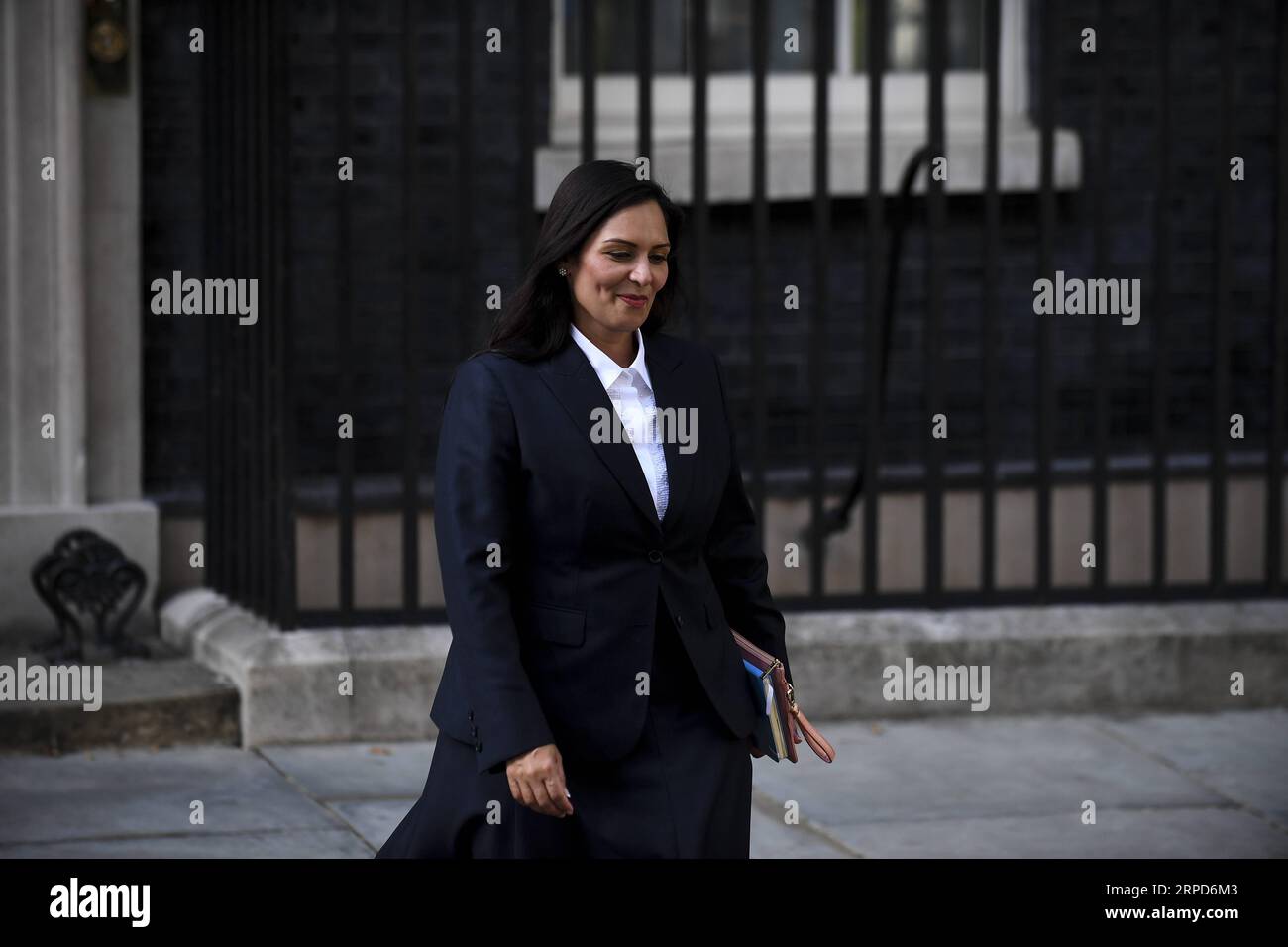 (190724) -- LONDON, 24. Juli 2019 (Xinhua) -- Großbritanniens neu ernannter Innenminister Priti Patel kommt am 24. Juli 2019 in der 10 Downing Street in London an. Der neue britische Premierminister Boris Johnson ernannte am Mittwochabend den ersten seiner neuen Frontbankminister. (Foto: Alberto Pezzali/Xinhua) BRITAIN-LONDON-BORIS JOHNSON-CAB PUBLICATIONxNOTxINxCHN Stockfoto