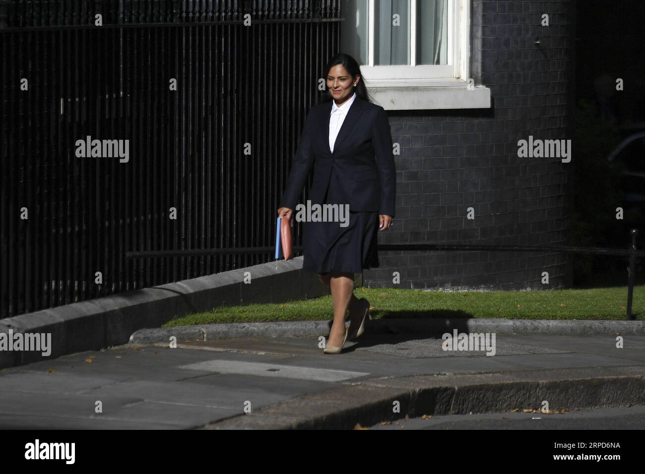 (190724) -- LONDON, 24. Juli 2019 (Xinhua) -- Großbritanniens neu ernannter Innenminister Priti Patel kommt am 24. Juli 2019 in der 10 Downing Street in London an. Der neue britische Premierminister Boris Johnson ernannte am Mittwochabend den ersten seiner neuen Frontbankminister. (Foto: Alberto Pezzali/Xinhua) BRITAIN-LONDON-BORIS JOHNSON-CAB PUBLICATIONxNOTxINxCHN Stockfoto