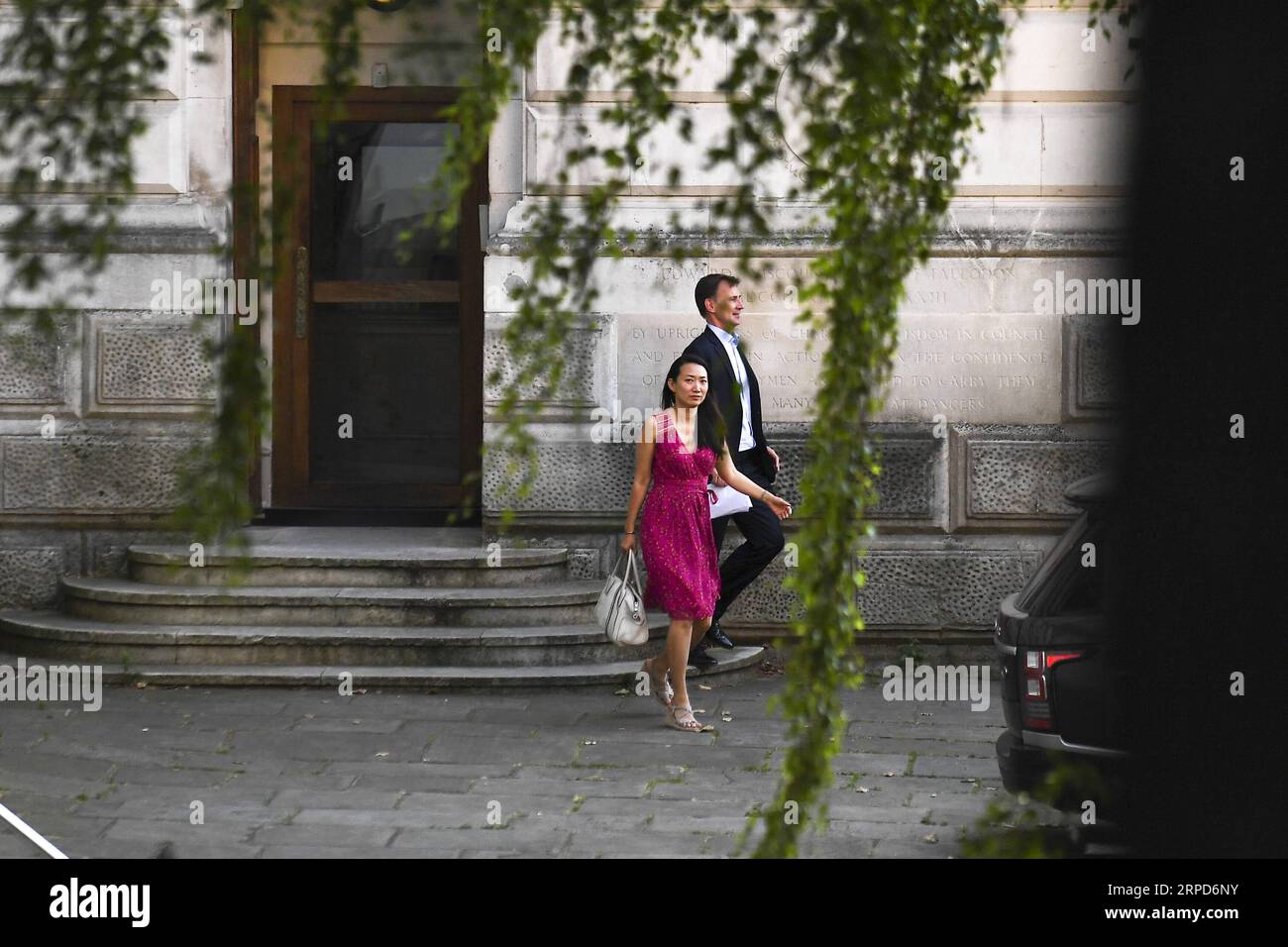 (190724) -- LONDON, 24. Juli 2019 (Xinhua) -- der ehemalige britische Außenminister Jeremy Hunt (hinten) und seine Frau verlassen sein Büro in London, Großbritannien, am 24. Juli 2019. Der neue britische Premierminister Boris Johnson ernannte am Mittwochabend den ersten seiner neuen Frontbankminister. (Foto: Alberto Pezzali/Xinhua) BRITAIN-LONDON-BORIS JOHNSON-CAB PUBLICATIONxNOTxINxCHN Stockfoto