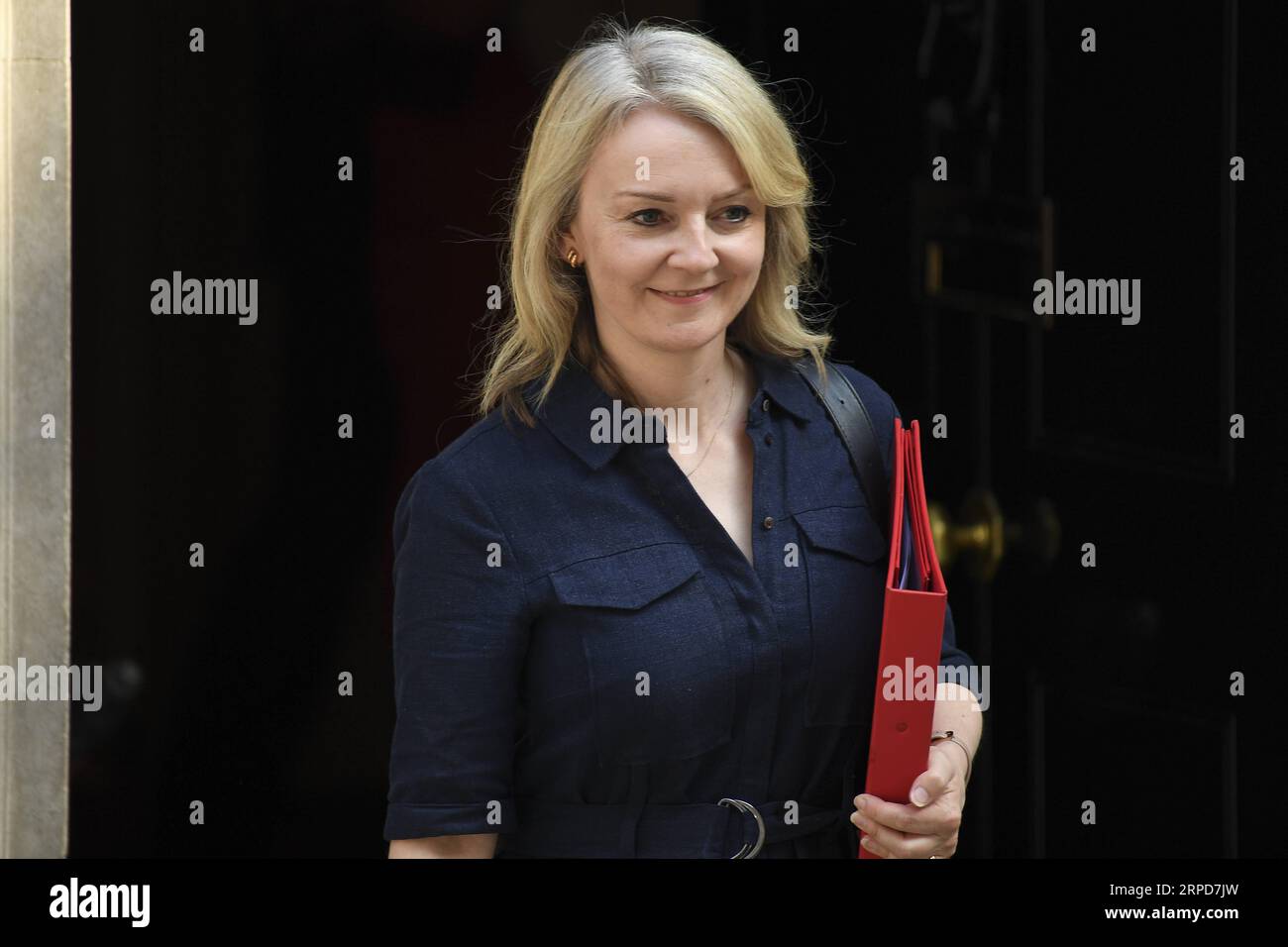 (190725) -- LONDON, 25. Juli 2019 (Xinhua) -- Großbritanniens International Trade Secretary Liz Truss verlässt 10 Downing Street, nachdem er am 25. Juli 2019 an einer Kabinettssitzung in London teilgenommen hat. (Foto: Alberto Pezzali/Xinhua) GROSSBRITANNIEN-LONDON-KABINETTSSITZUNG PUBLICATIONxNOTxINxCHN Stockfoto