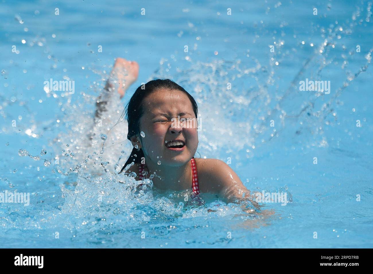 (190726) -- HANGZHOU, 26. Juli 2019 -- Ein Kind spielt am 25. Juli 2019 in einem Wasserpark im Dorf Houxi in der Gemeinde Hecun im Kreis Tonglu in der ostchinesischen Provinz Zhejiang. Tonglu County entwickelt ländlichen Tourismus, um die ländliche Entwicklung zu fördern. ) CHINA-HANGZHOU-LÄNDLICHER TOURISMUS (CN) HuangxZongzhi PUBLICATIONxNOTxINxCHN Stockfoto