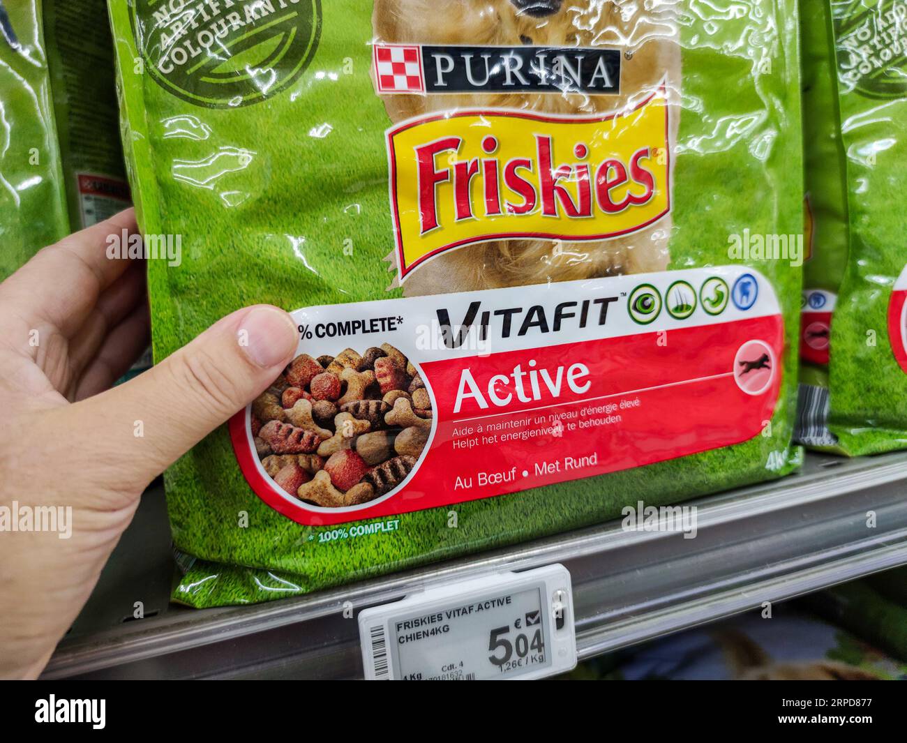 Puilboreau, Frankreich - 14. Oktober 2020: Kunde wählt die Marke „Frieskies“ für Hundefutter in einem französischen Supermarkt aus Stockfoto