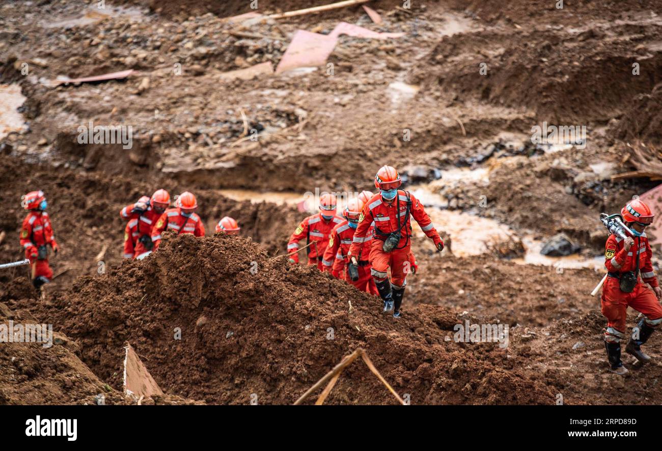 (190726) -- SHUICHENG, 26. Juli 2019 -- Rettungskräfte suchen nach Überlebenden auf dem Erdrutschgelände in der Provinz Guizhou im Bezirk Shuicheng der Stadt Liupanshui im Südwesten Chinas, 26. Juli 2019. Am Freitag, 13 Uhr, wurden 24 Menschen als tot bestätigt und 27 weitere wurden nach einem Erdrutsch in der südwestchinesischen Provinz Guizhou am späten Dienstag vermisst, sagten die lokalen Behörden. Untersuchungen zeigen, dass 77 Menschen aus 22 Haushalten in dem von Erdrutschen betroffenen Gebiet lebten. Acht Besucher und Arbeiter wohnten auch dort, als die Katastrophe ausbrach. ) CHINA-GUIZHOU-SHUICHENG-ERDRUTSCH-RETTUNGSARBEIT (CN) TAOXLIANG PU Stockfoto