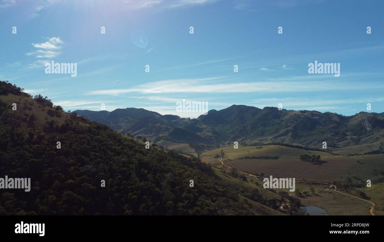 Drohnenfotografie der Hügellandschaft – Naturaufnahmen Stockfoto