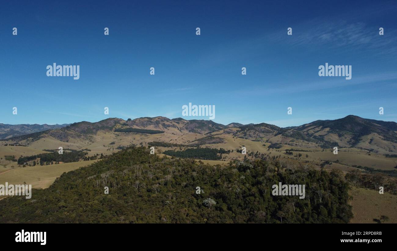 Drohnenfotografie der Hügellandschaft – Naturaufnahmen Stockfoto