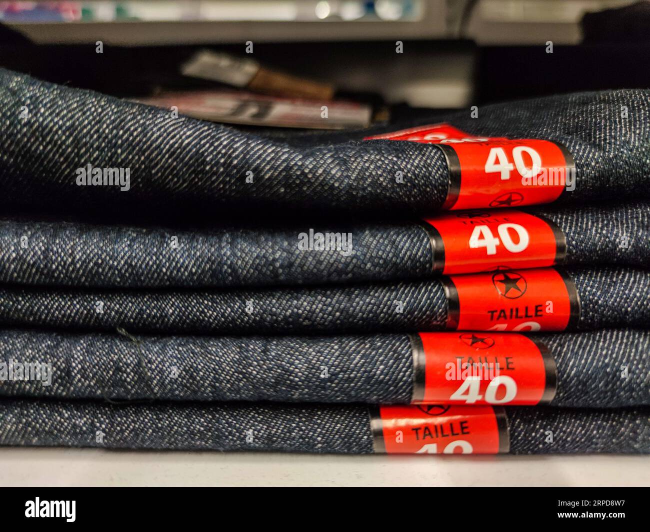 Puilboreau, Frankreich - 14. Oktober 2020: Frontansicht von Stack of Jeans im französischen Bekleidungsgeschäft Stockfoto