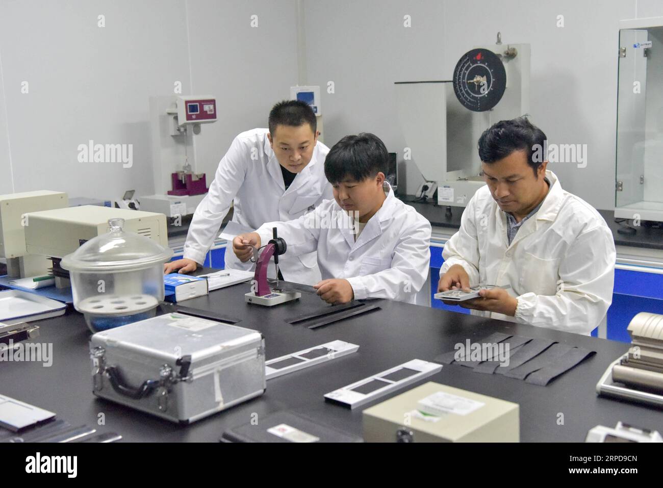 (190727) -- TURPAN, 27. Juli 2019 -- Inspektoren führen Probenspezifikation und Dimensionstest am Xinjiang Turpan Natural Environment Experimental Research Center in Turpan, Nordwestchinas autonome Region Xinjiang Uygur, 17. Juli 2019 durch. Liwu, 26, ist seit seinem Abschluss vor zwei Jahren Inspektor des Xinjiang Turpan Natural Environment Experimental Research Center. Seine Arbeit besteht darin, Testobjekte zu inspizieren und Daten zu überwachen und zu sammeln, die dem heißen Testland bis zu fünf Stunden pro Tag ausgesetzt wären. In Turpan kann die Landoberflächentemperatur 70 überschreiten Stockfoto