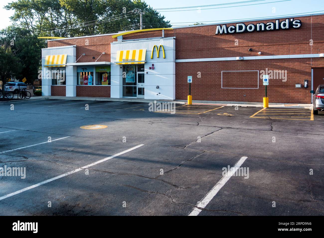 Fast Food Laden In Der Nähe Mcdonalds store front -Fotos und -Bildmaterial in hoher Auflösung – Alamy