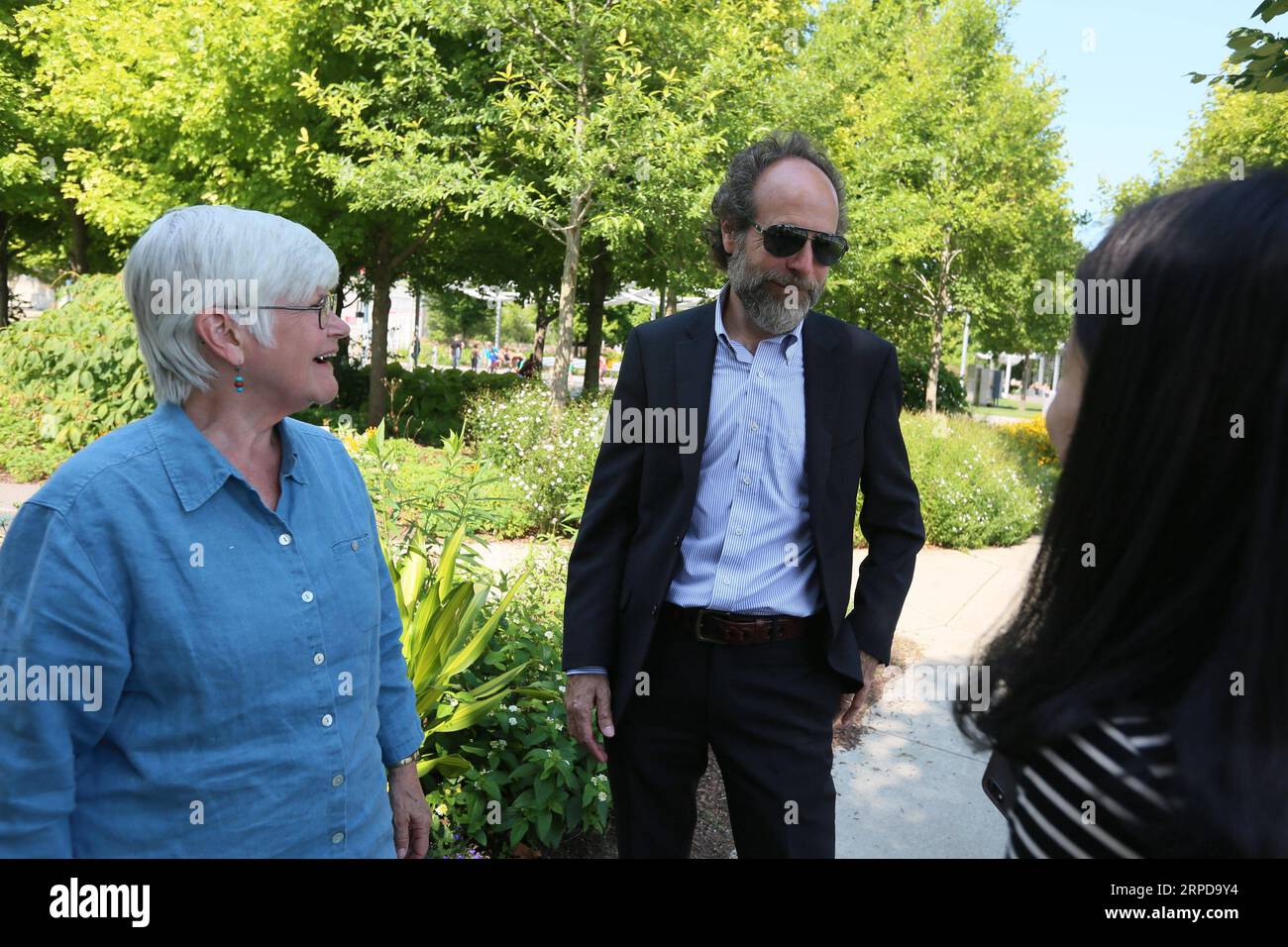 (190727) -- CINCINNATI (USA), 27. Juli 2019 -- Jan Brown Checco (L), Lead Artist des Cincinnati/Liuzhou Paint Out Program, Talks with Joe Hamrick (C), Chairman of the Cincinnati-Liuzhou Sister City Committee, in Cincinnati of Ohio, USA, 25. Juli 2019. Chinesische und US-amerikanische Künstler nahmen kürzlich am Cincinnati/Liuzhou Paint Out Program Teil, bei dem Künstler aus der südchinesischen autonomen Region Guangxi Zhuang eingeladen wurden, Cincinnati für eine Woche zu besuchen. Sie besuchten Museen und Galerien, tauschten sich mit ihren US-amerikanischen Kollegen über Kunstauffassungen und -Techniken aus und präsentierten ein gemeinsames Exhi Stockfoto